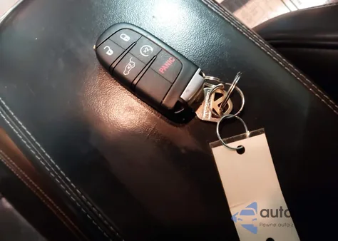 2016 Jeep Grand Cherokee Overland z USA, uszkodzony, nr VIN 1C4RJFCG2GC350917